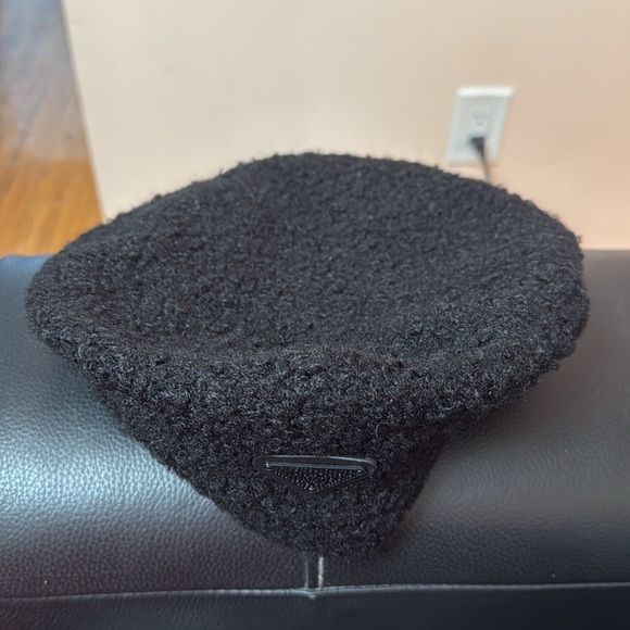 Ladies warm wool hat from Europe, worn once, great condition - Picture 3 of 6